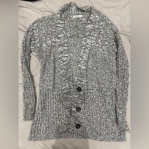 Abercrombie Women's Black and White Knit Sweater